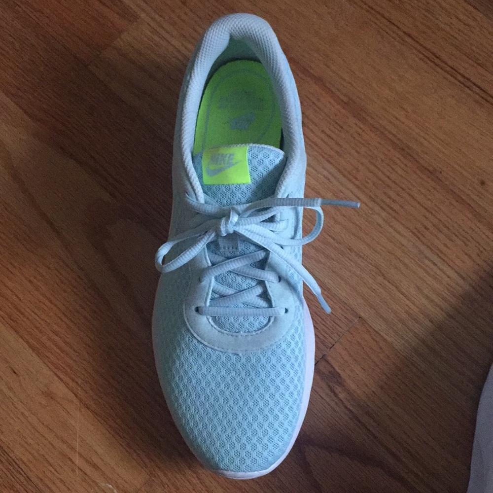 Nike shoes - Picture 2 of 3